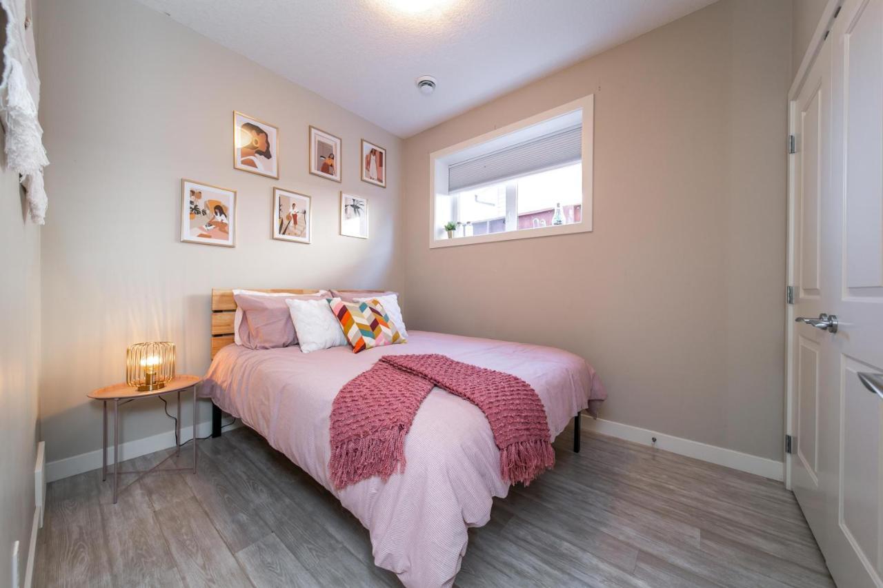 Executive Home - Long Stays Welcome - Garage Parking - Free Wifi & Netflix เอดมันตัน ภายนอก รูปภาพ