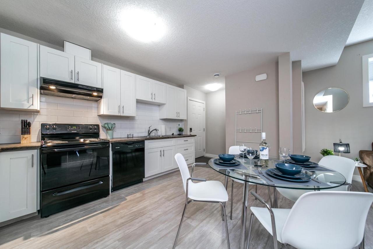 Executive Home - Long Stays Welcome - Garage Parking - Free Wifi & Netflix เอดมันตัน ภายนอก รูปภาพ