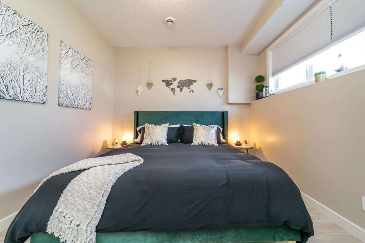 Executive Home - Long Stays Welcome - Garage Parking - Free Wifi & Netflix เอดมันตัน ภายนอก รูปภาพ