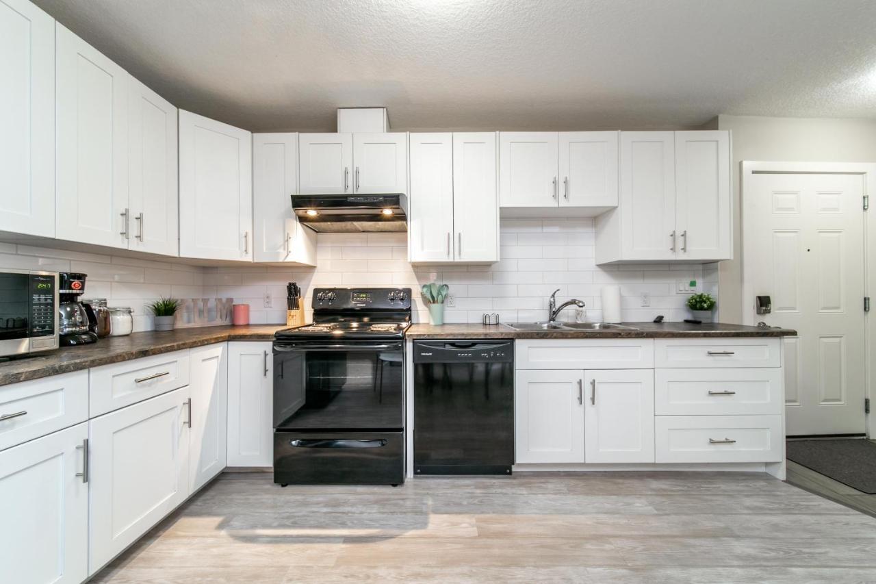 Executive Home - Long Stays Welcome - Garage Parking - Free Wifi & Netflix เอดมันตัน ภายนอก รูปภาพ