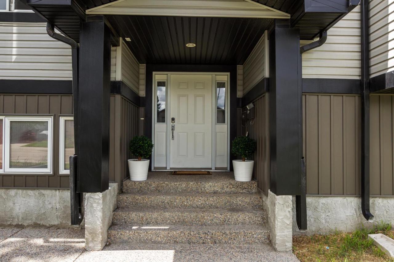 Executive Home - Long Stays Welcome - Garage Parking - Free Wifi & Netflix เอดมันตัน ภายนอก รูปภาพ