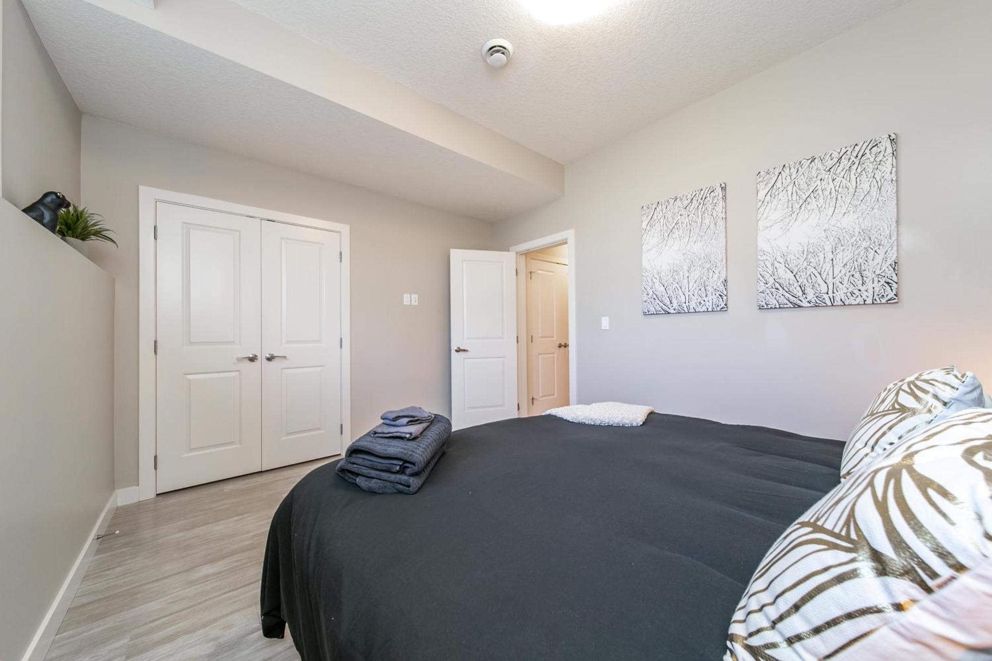 Executive Home - Long Stays Welcome - Garage Parking - Free Wifi & Netflix เอดมันตัน ห้อง รูปภาพ