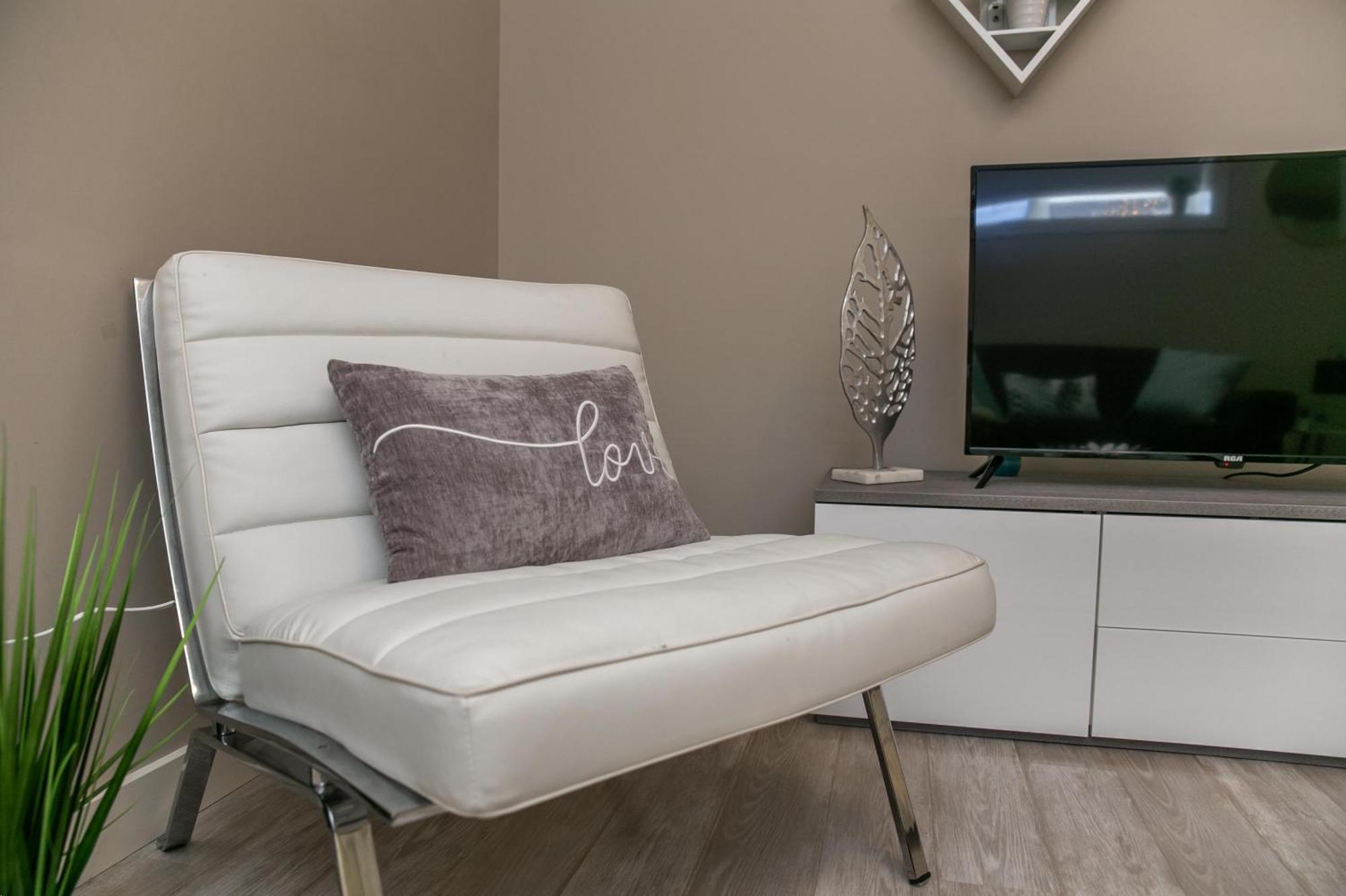 Executive Home - Long Stays Welcome - Garage Parking - Free Wifi & Netflix เอดมันตัน ห้อง รูปภาพ