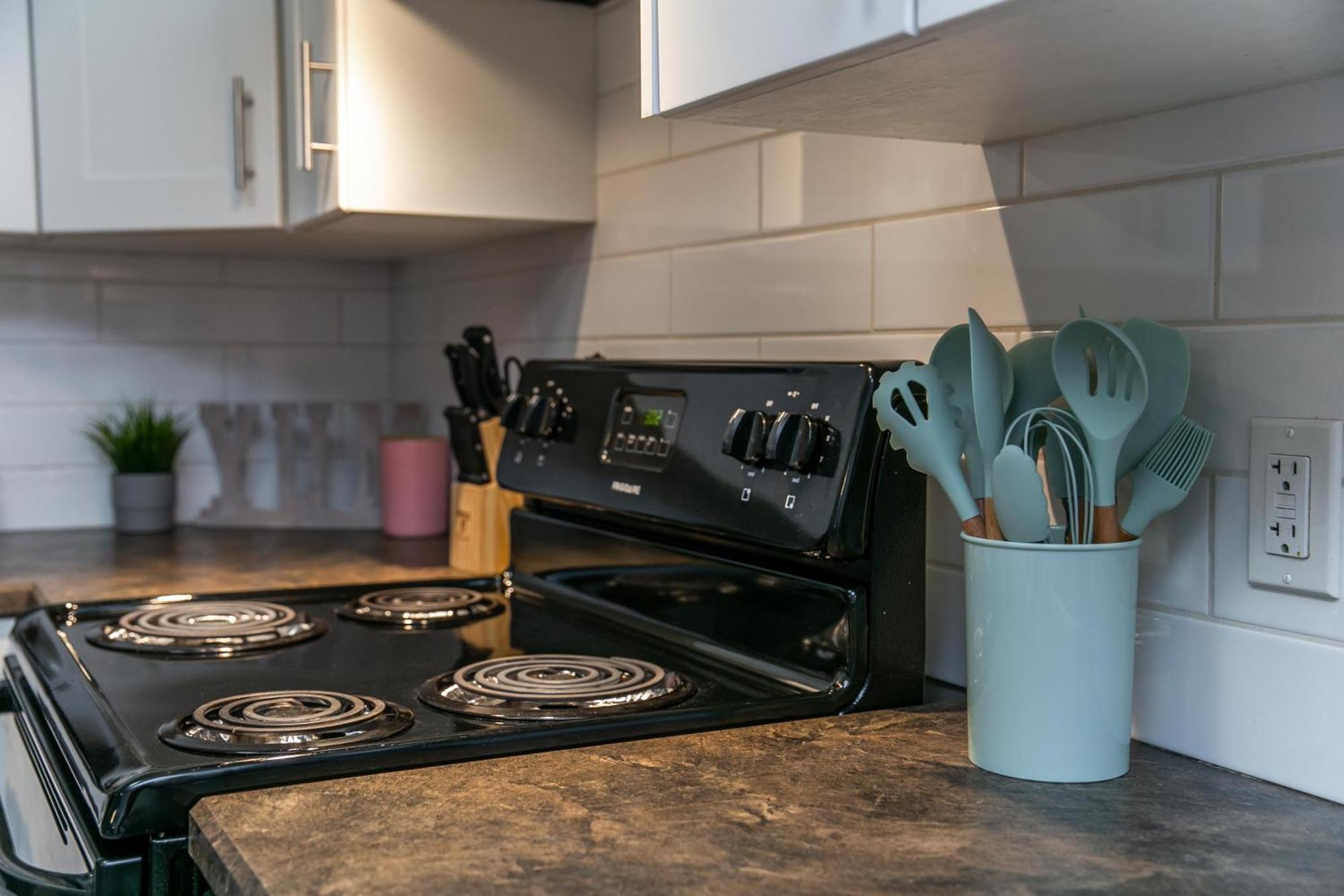 Executive Home - Long Stays Welcome - Garage Parking - Free Wifi & Netflix เอดมันตัน ห้อง รูปภาพ