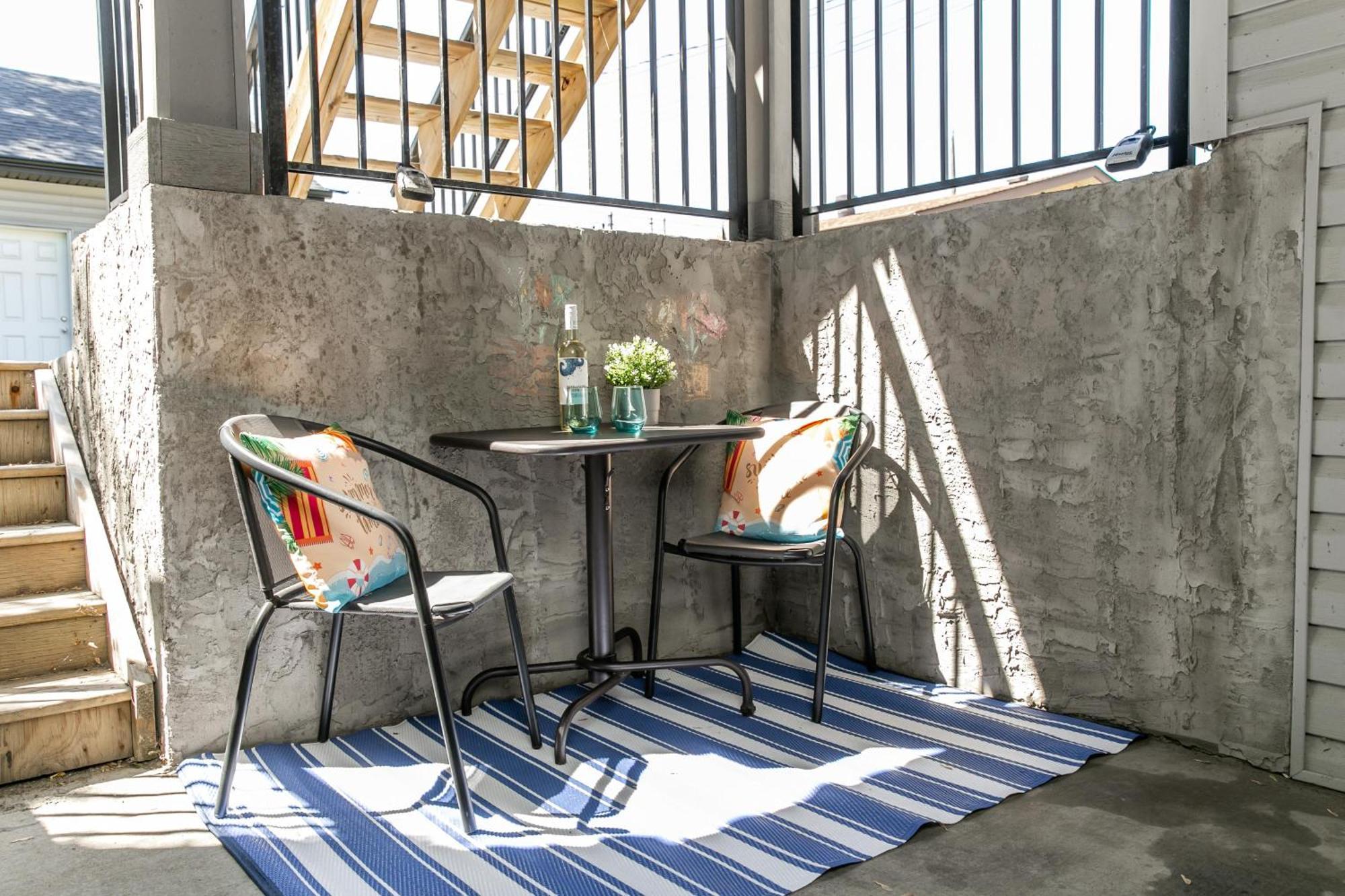 Executive Home - Long Stays Welcome - Garage Parking - Free Wifi & Netflix เอดมันตัน ห้อง รูปภาพ