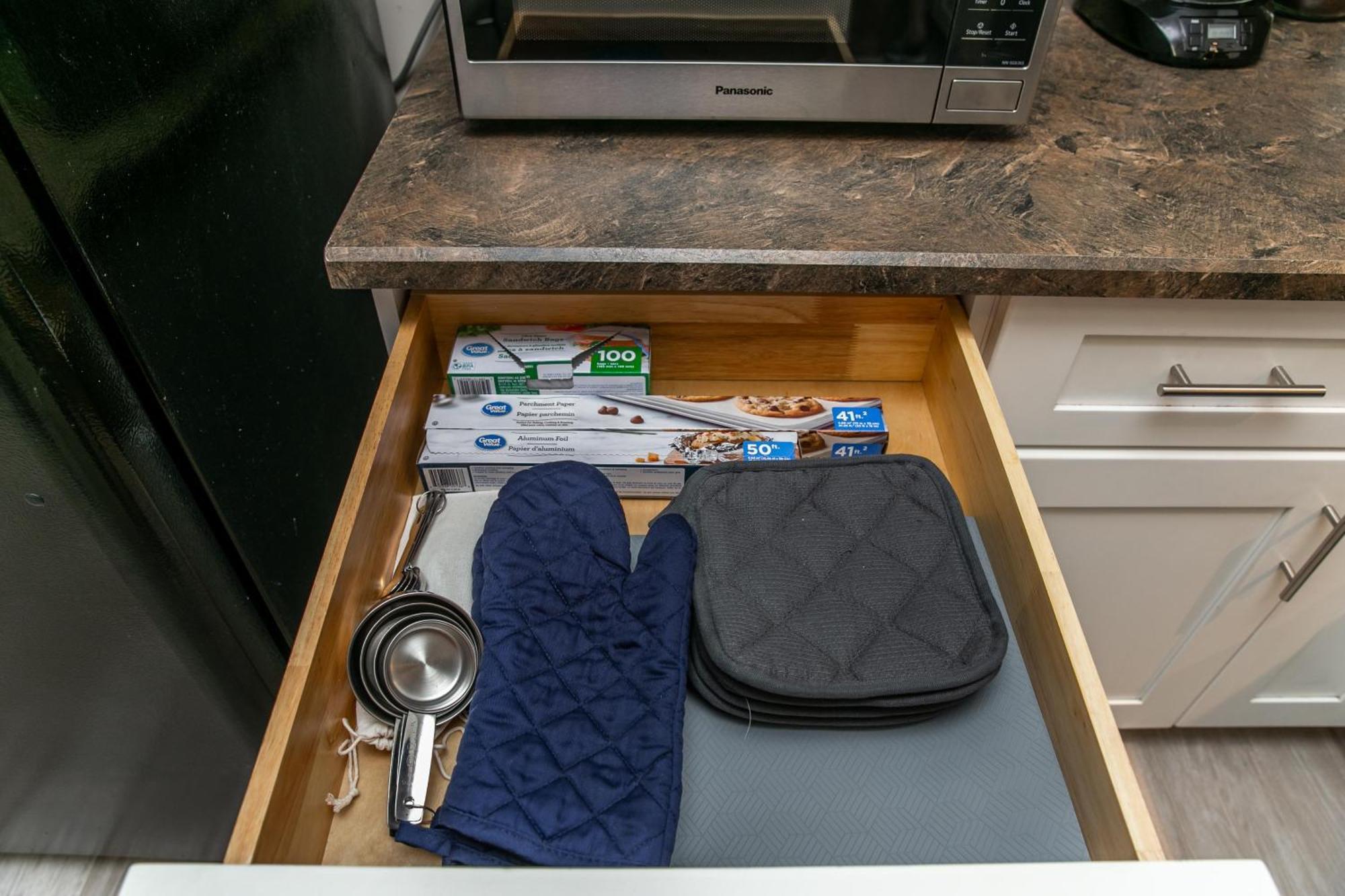 Executive Home - Long Stays Welcome - Garage Parking - Free Wifi & Netflix เอดมันตัน ห้อง รูปภาพ