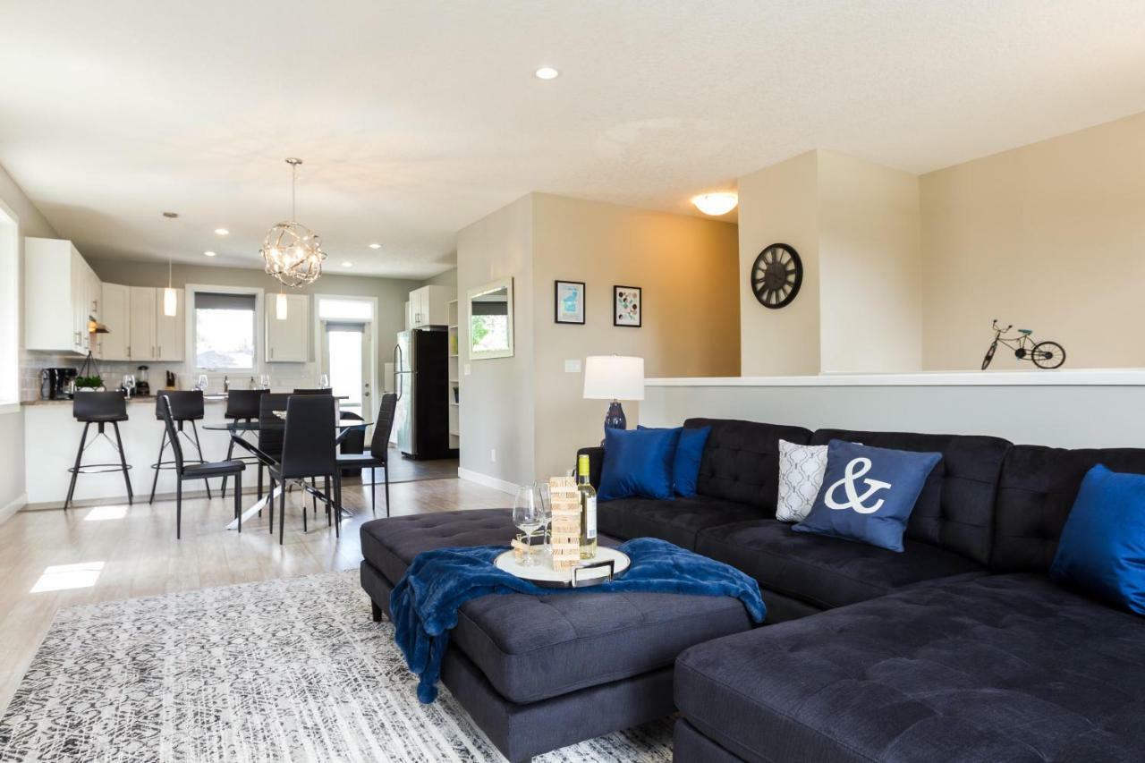 Executive Home - Long Stays Welcome - Garage Parking - Free Wifi & Netflix เอดมันตัน ภายนอก รูปภาพ