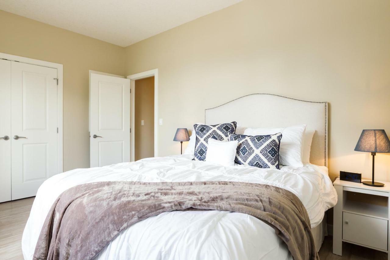Executive Home - Long Stays Welcome - Garage Parking - Free Wifi & Netflix เอดมันตัน ภายนอก รูปภาพ