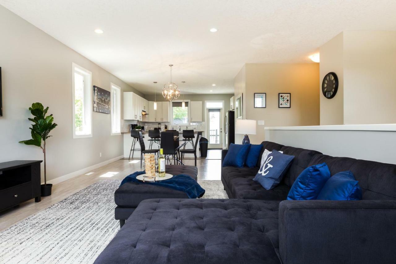 Executive Home - Long Stays Welcome - Garage Parking - Free Wifi & Netflix เอดมันตัน ภายนอก รูปภาพ